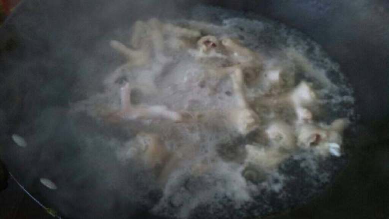 ≈红烧鸡爪≈,锅内坐水，烧开后放入鸡爪焯一下，捞去血沫