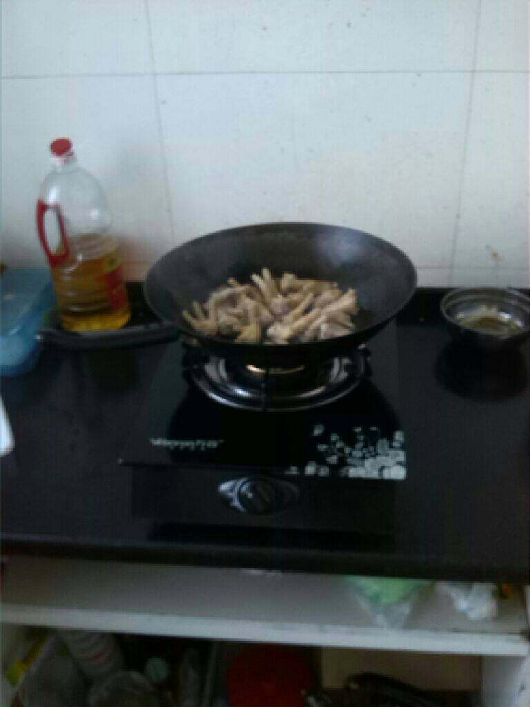 ≈红烧鸡爪≈,之后倒入鸡爪煸炒，煸出鸡油，放入<a style='color:red;display:inline-block;' href='/shicai/ 3729'>白糖</a>，盐，<a style='color:red;display:inline-block;' href='/shicai/ 762'>老抽</a>，<a style='color:red;display:inline-block;' href='/shicai/ 788'>生抽</a>，<a style='color:red;display:inline-block;' href='/shicai/ 718'>料酒</a>翻炒