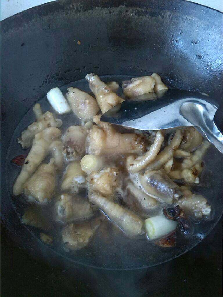 ≈红烧鸡爪≈,接着放入<a style='color:red;display:inline-block;' href='/shicai/ 3250'>葱</a><a style='color:red;display:inline-block;' href='/shicai/ 37'>姜</a>蒜翻炒，再加入适量水，让其焖煮