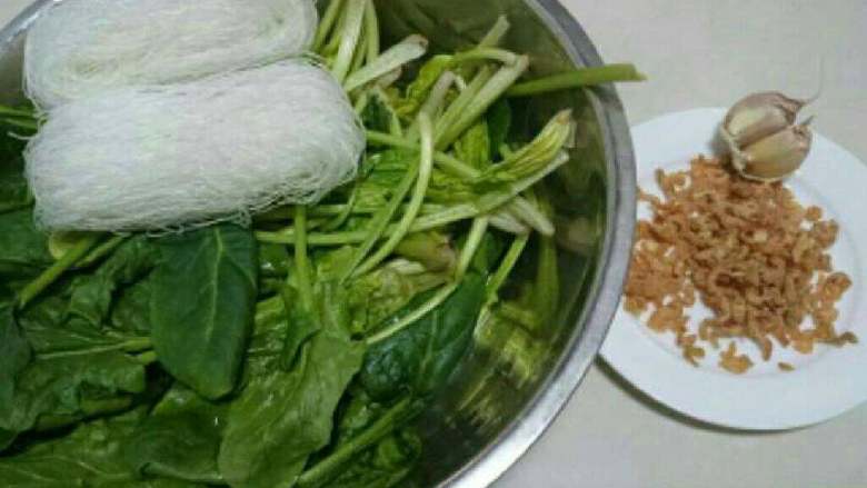 拌粉丝,准备好食材，蒜切碎。