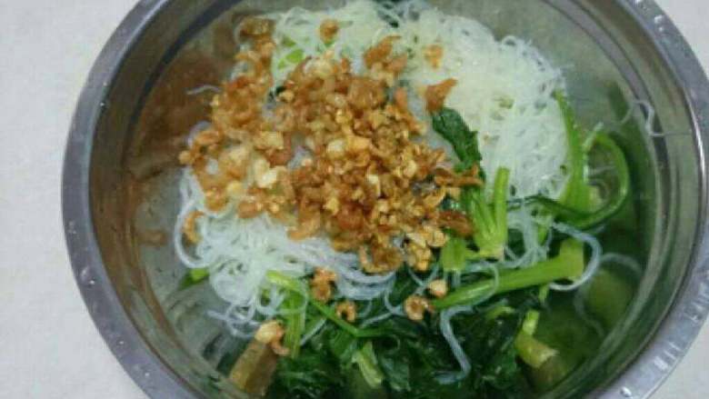 拌粉丝,倒入菠菜粉丝的容器中搅匀。