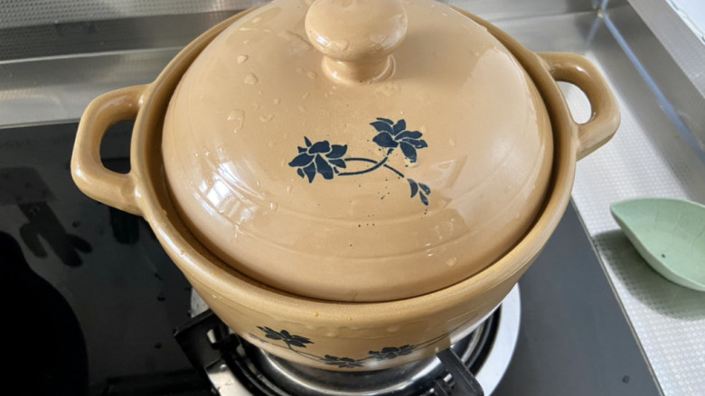 茄汁狮子头,加盖,小火炖煮15分钟