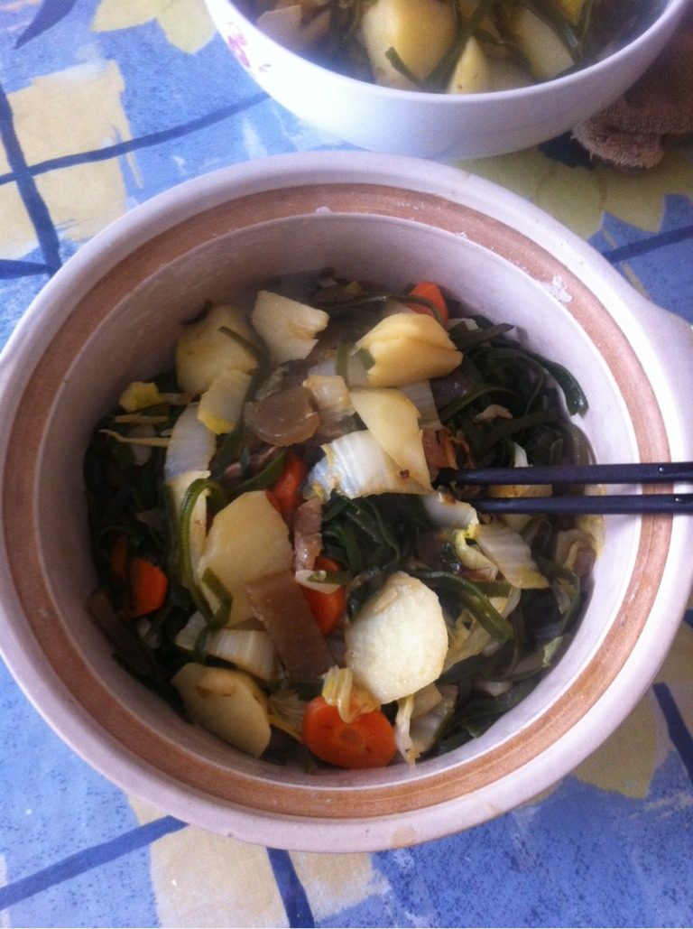 红色食物～牛肉炖土豆白菜胡萝卜