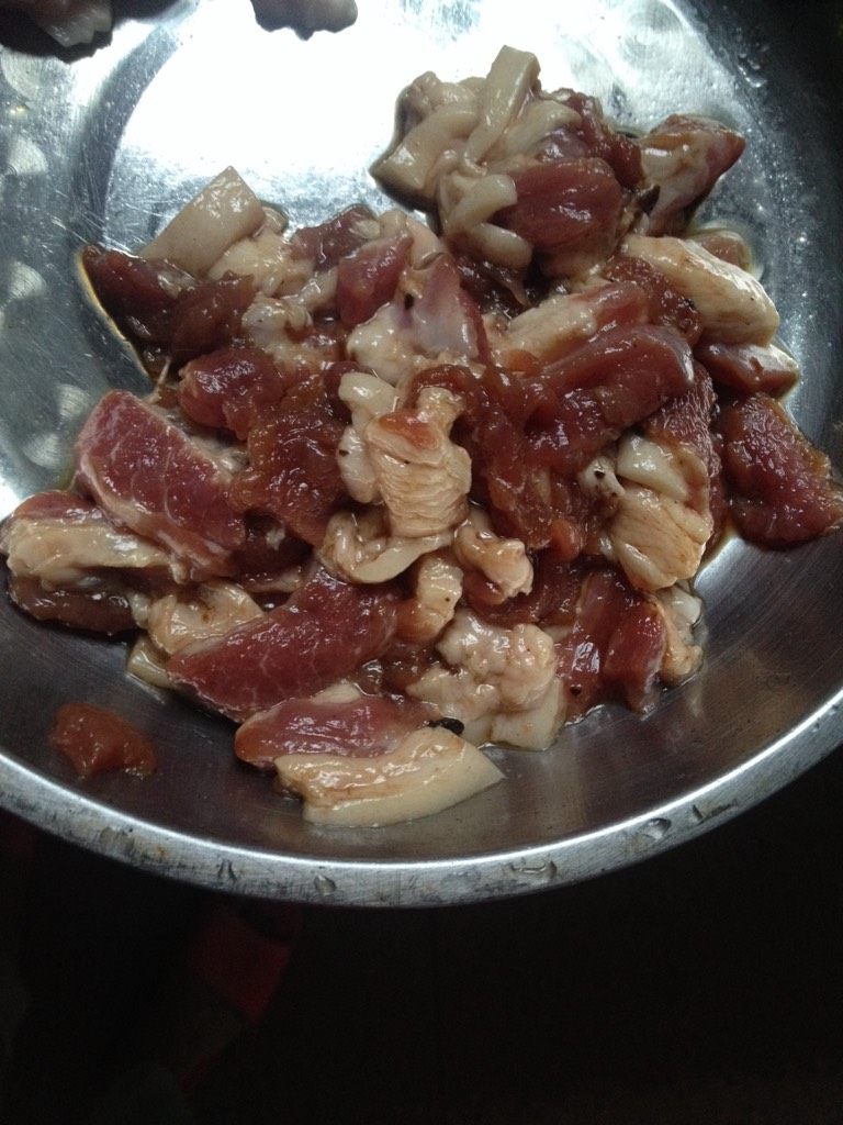 瘦肉炒黄瓜,<a style='color:red;display:inline-block;' href='/shicai/ 429'>瘦肉</a>切片放点生抽淹