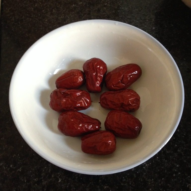 红枣红豆粥,<a style='color:red;display:inline-block;' href='/shicai/ 2470'>红枣</a>洗干净