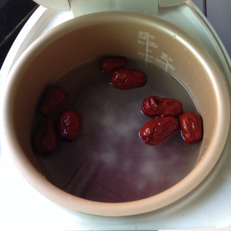 红枣红豆粥,<a style='color:red;display:inline-block;' href='/shicai/ 3622'>珍珠米</a>淘洗干净和红豆、红枣装入电饭锅里，加入水，选择煮粥程序