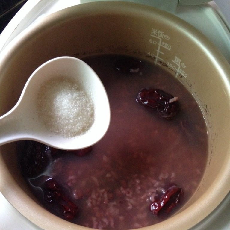 红枣红豆粥,粥煮好放入适量<a style='color:red;display:inline-block;' href='/shicai/ 3729'>白糖</a>搅匀即可