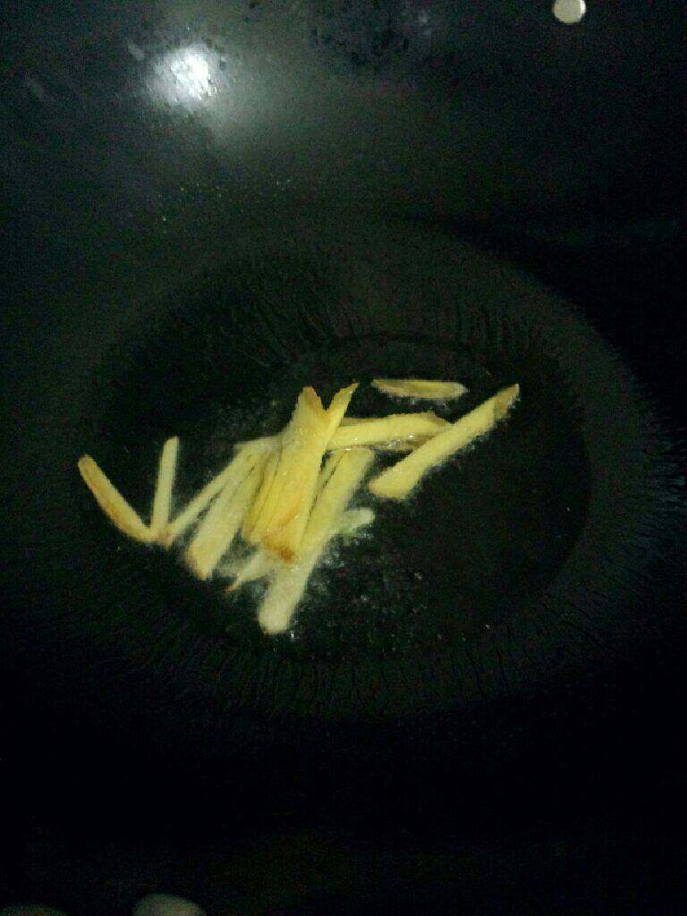 酸菜鱼,锅加洗烧热把姜丝放入爆香