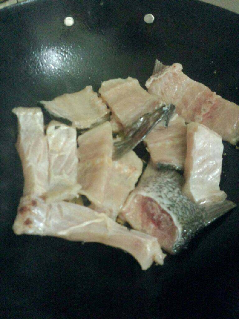酸菜鱼,在把鱼骨放入煎