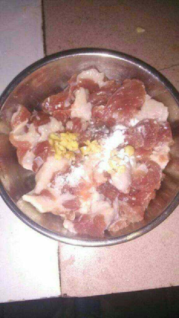 洋葱炒肉,肥瘦肉切片放盐，料酒，姜末，生粉腌制一下