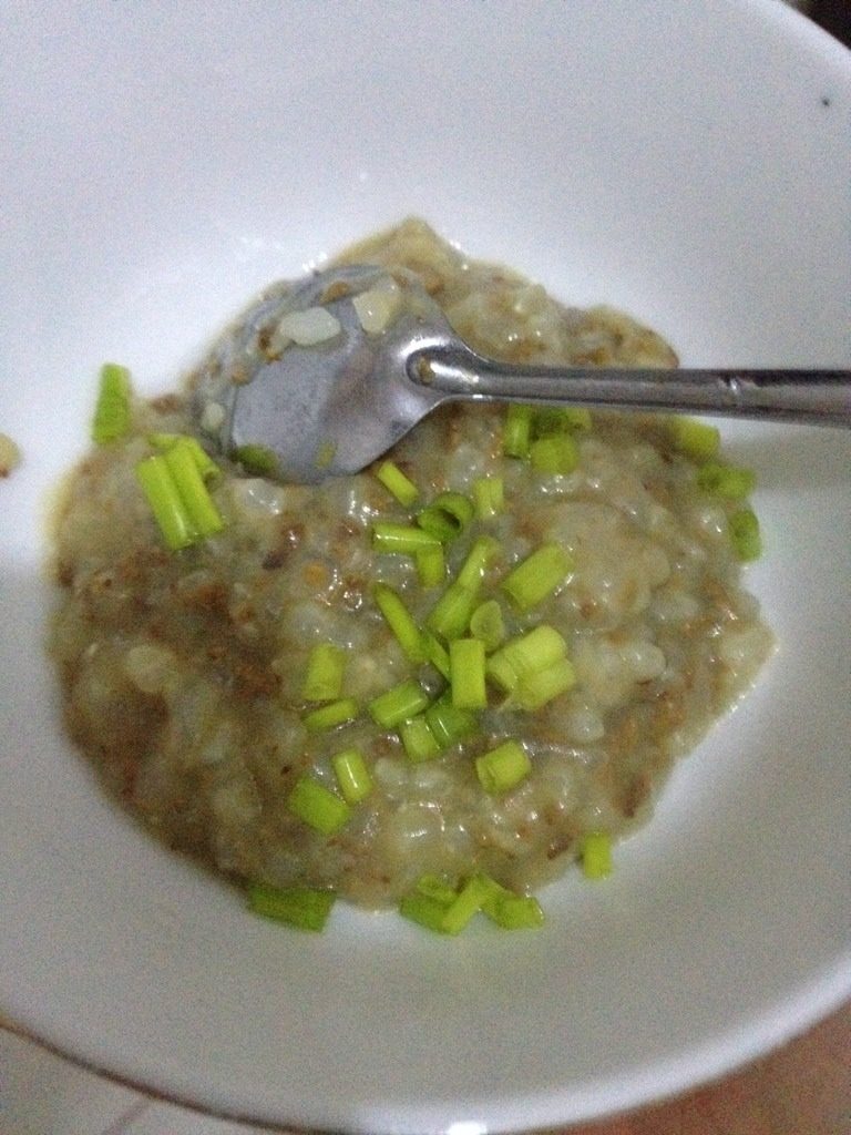 鸡肝粥,如图熬好加葱花就可以了