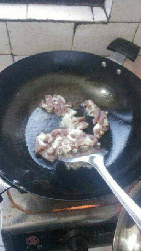 洋葱炒肉,热锅放油翻炒瘦肉，变色后放点酱油