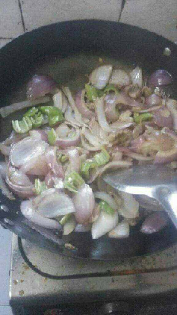 洋葱炒肉,再放入青椒炒断生