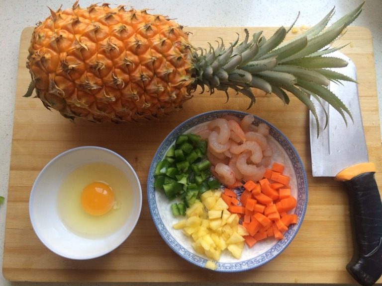 菠萝虾仁炒饭,如图