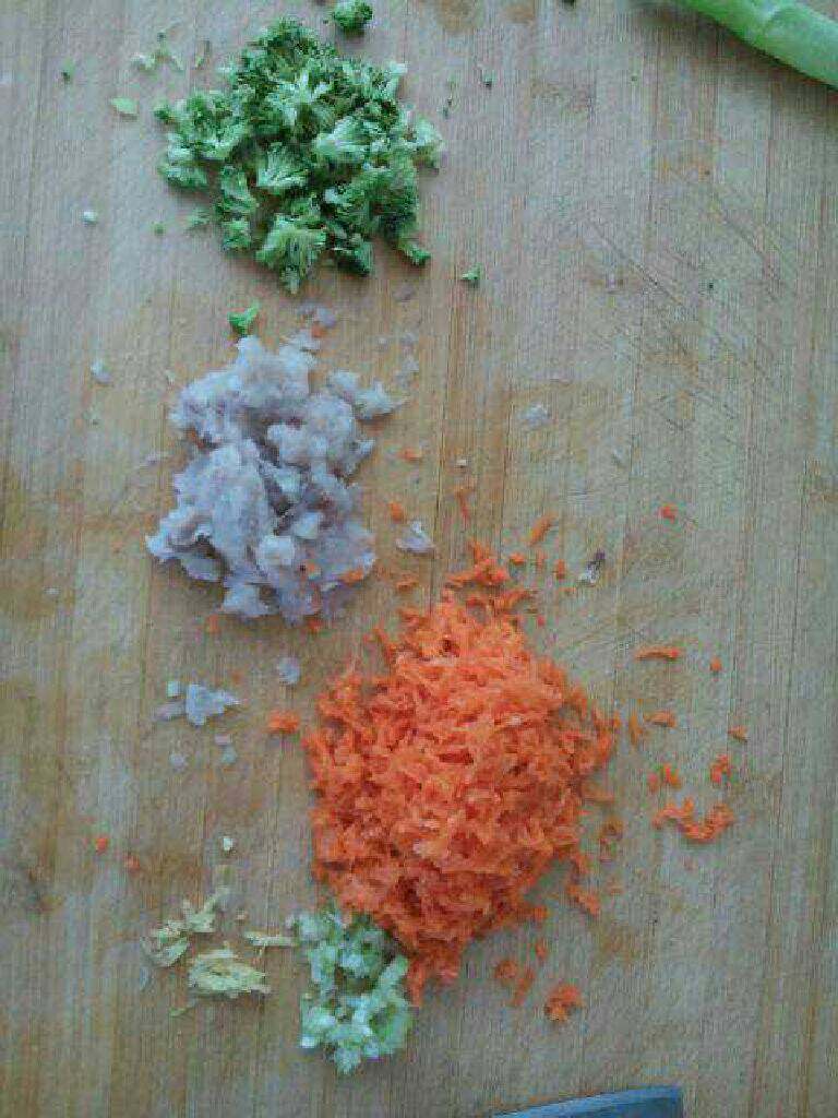 蔬菜蒸鱼,<a style='color:red;display:inline-block;' href='/shicai/ 25'>胡萝卜</a>和葱姜切末，鲅鱼挑出鱼刺把肉剁末