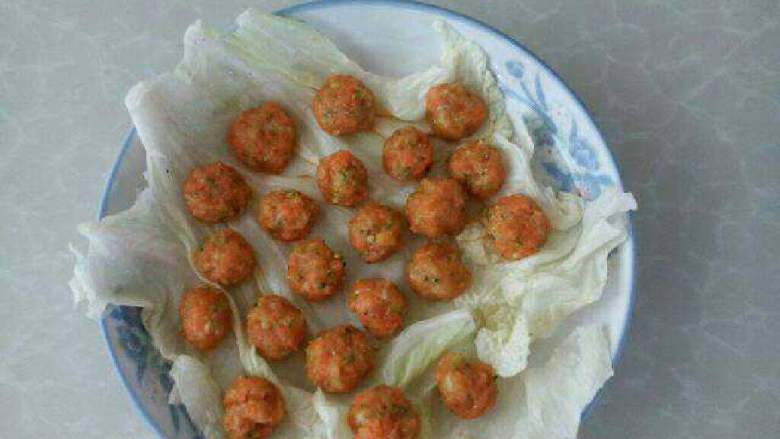 蔬菜蒸鱼,盘子里放两片<a style='color:red;display:inline-block;' href='/shicai/ 114'>白菜</a>，挤成小丸子放盘子里