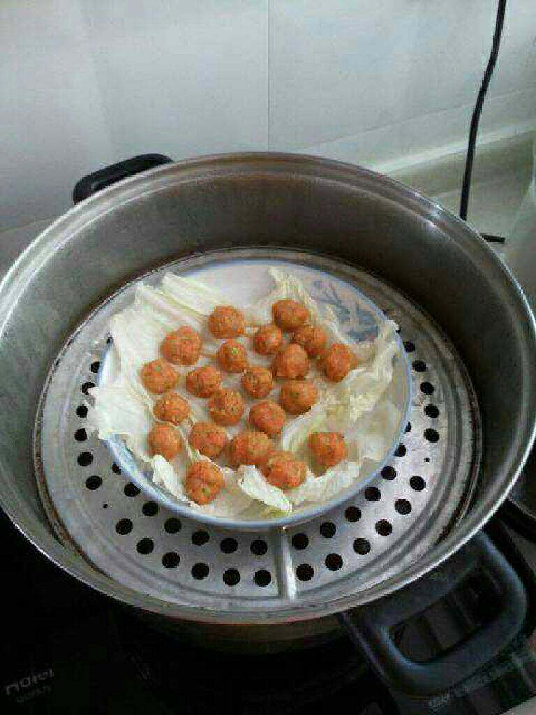 蔬菜蒸鱼,放锅蒸熟