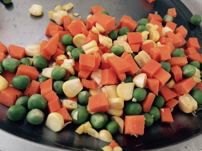 鲜虾菠萝饭,如图，蔬果切丁，<a style='color:red;display:inline-block;' href='/shicai/ 438'>火腿</a>切丁。<a style='color:red;display:inline-block;' href='/shicai/ 29'>洋葱</a>切碎.