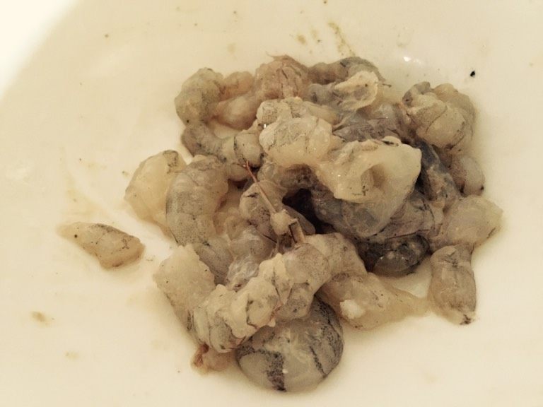 鲜虾菠萝饭,如图，<a style='color:red;display:inline-block;' href='/shicai/ 301'>鲜虾</a>去壳，用生粉、胡椒粉腌一下.