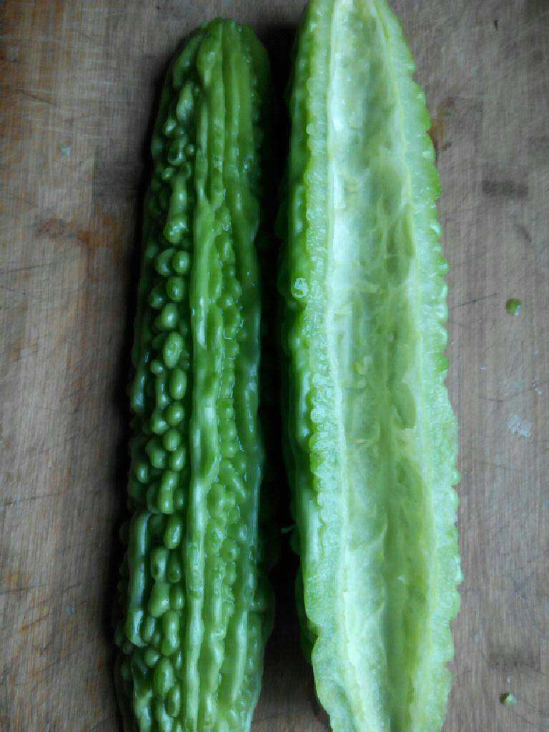 腊肉炒苦瓜,准备好<a style='color:red;display:inline-block;' href='/shicai/ 55'>苦瓜</a>，去掉里面的籽，