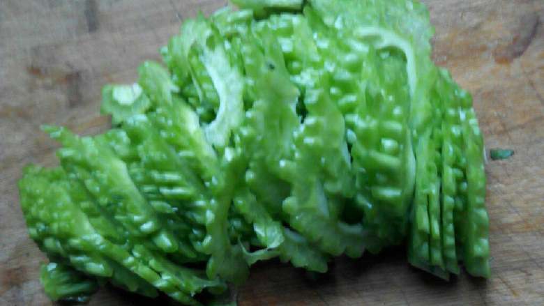 腊肉炒苦瓜,苦瓜洗干净，切片备用