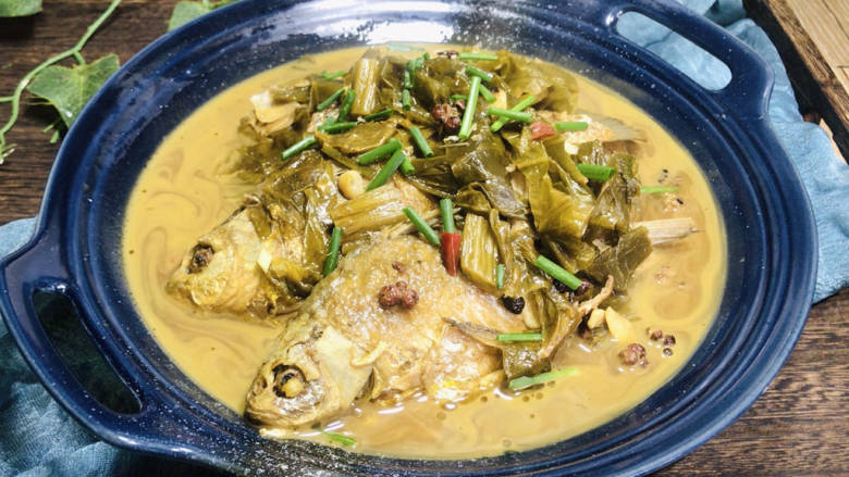 酸菜炖鲫鱼,出锅装入容器中,上桌即可食用