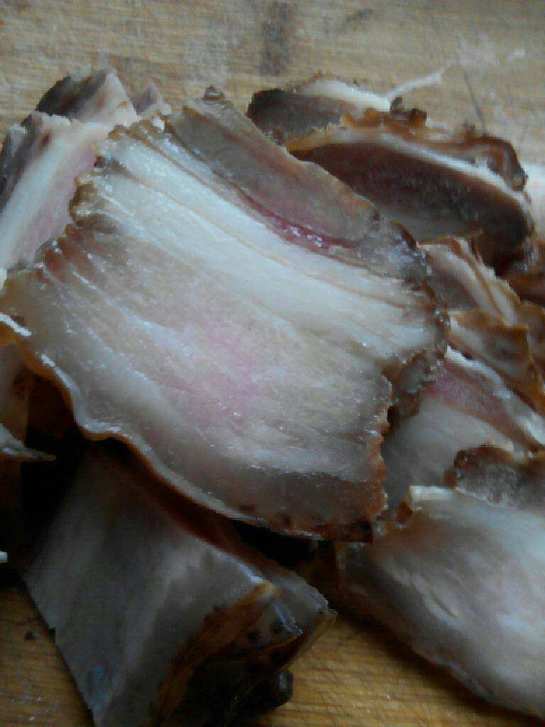 腊肉炒苦瓜,<a style='color:red;display:inline-block;' href='/shicai/ 436'>腊肉</a>切片备用