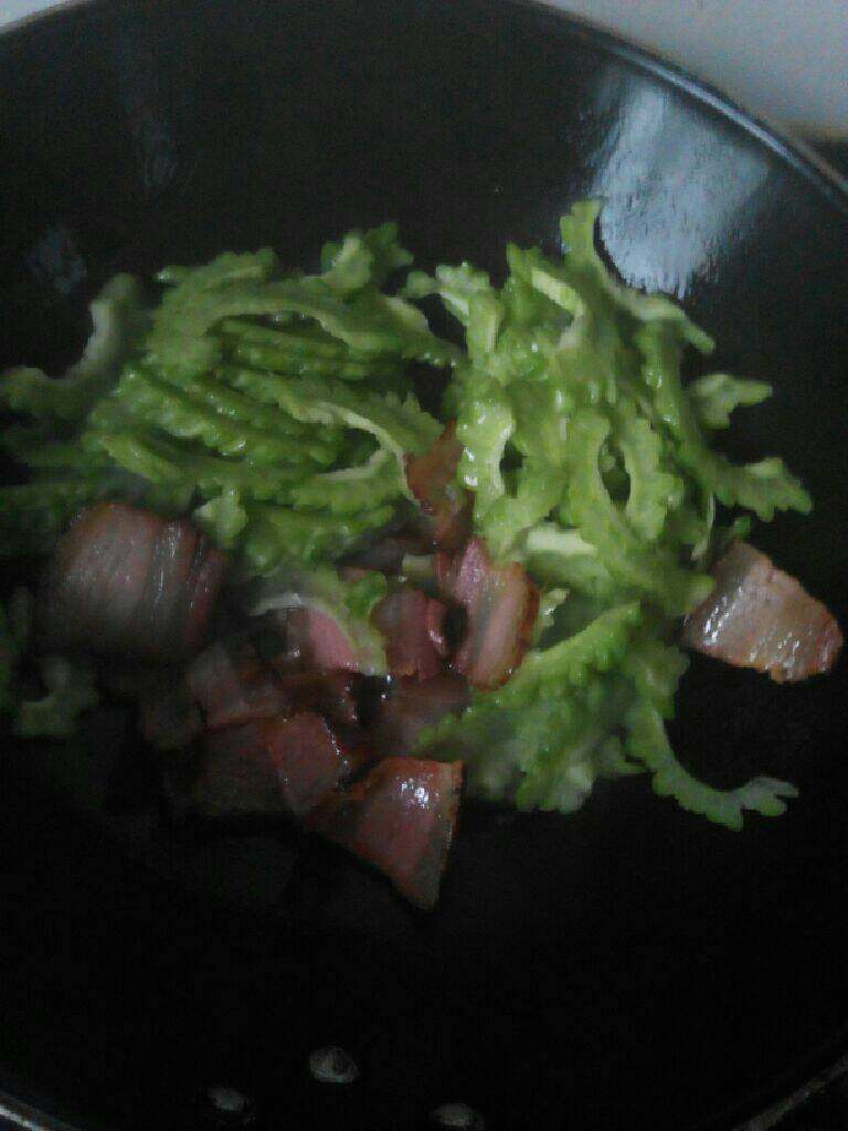 腊肉炒苦瓜,再倒入苦瓜煸炒熟，加入适量的盐，<a style='color:red;display:inline-block;' href='/shicai/ 717'>味精</a>即可