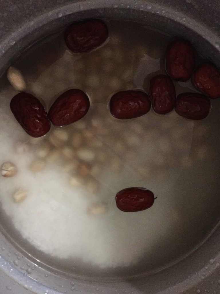 红枣糯米花生粥,如图放入两罐糯米,红枣花生适量清水,大概中火15分钟就可以