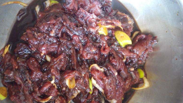 西葫芦木耳炒牛肉,<a style='color:red;display:inline-block;' href='/shicai/ 66'>西葫芦</a>洗净切片。<a style='color:red;display:inline-block;' href='/shicai/ 216'>牛肉</a>切成薄片加葱姜和<a style='color:red;display:inline-block;' href='/shicai/ 692'>酱油</a>、<a style='color:red;display:inline-block;' href='/shicai/ 847'>香油</a>腌二小时以上。