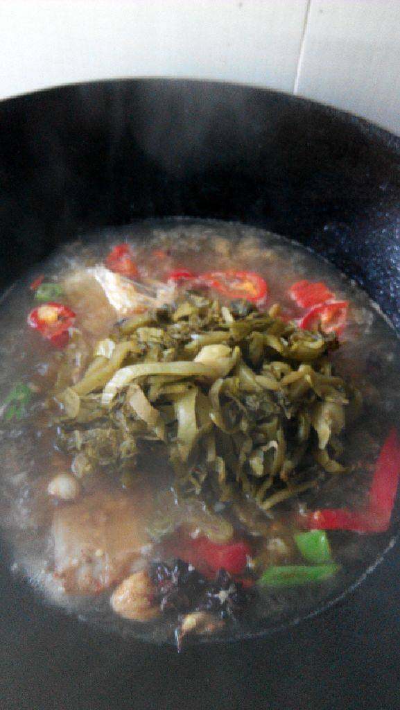 酸菜鱼,放入酸菜