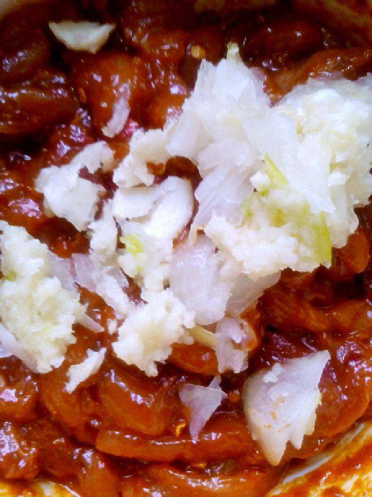 辣酱炒鸡肉,加入适量<a style='color:red;display:inline-block;' href='/shicai/ 718'>料酒</a>，盐，<a style='color:red;display:inline-block;' href='/shicai/ 8426'>韩式辣酱</a>，蒜末，洋葱末，姜粉，花椒粉。拌匀，放入冰箱中，腌制1个小时左右。