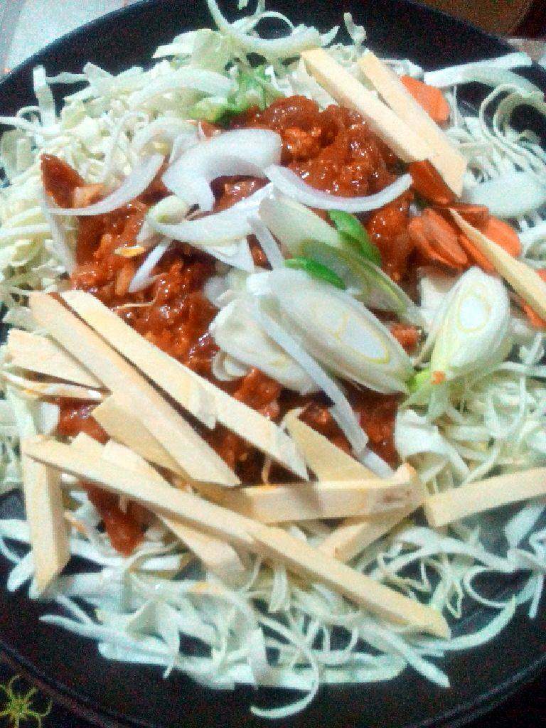 辣酱炒鸡肉,将腌制好的肉，多放些熟豆油，拌匀。锅中先放入包菜，再放肉，再加入准备好的菜