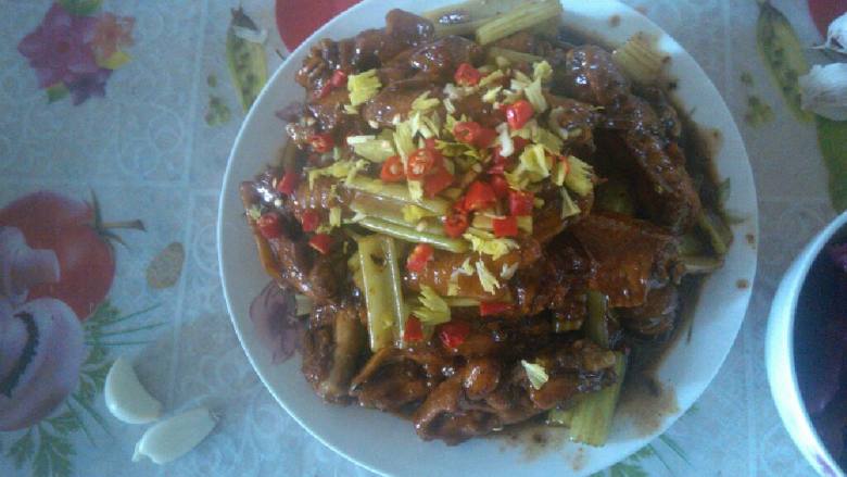 可乐鸡翅烧芹菜