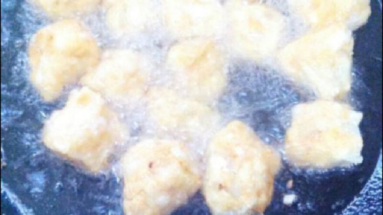 肉丸子,锅加油烧八分热 在把打好的肉碎挤成丸子放入炸