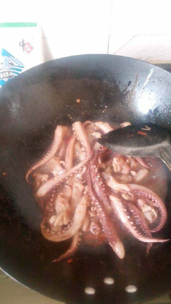 洋葱炒鱿鱼,将腌制好的鱿鱼下油锅爆炒