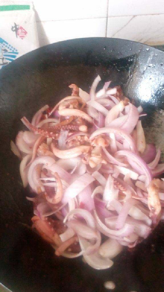 洋葱炒鱿鱼,炒个五分钟左右下入切好的洋葱，等洋葱变软加点<a style='color:red;display:inline-block;' href='/shicai/ 692'>酱油</a>调色，盖上盖子烧个三四分钟就可以出锅了