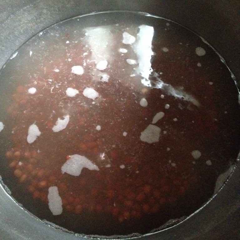 蜜红豆,锅里装水放入红豆,水开再煮1分钟后沥水,去掉豆腥味