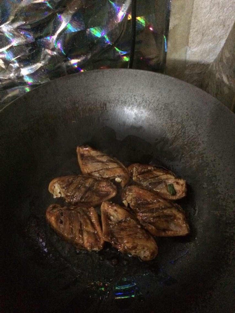 可乐鸡翅,食用油倒入锅后热锅