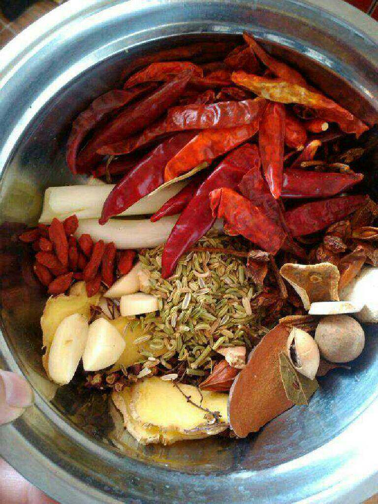 卤蛋,准备<a style='color:red;display:inline-block;' href='/shicai/ 3742'>香料</a>，干辣椒，茴香，桂皮，香叶，大料