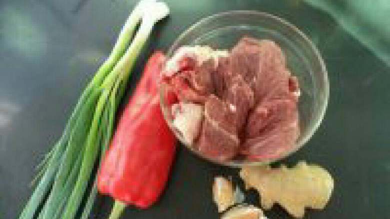 孜然羊肉,准备所需材料。