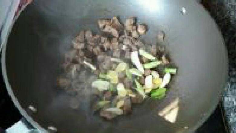孜然羊肉,然后加入姜、蒜、葱头。炒出香味。