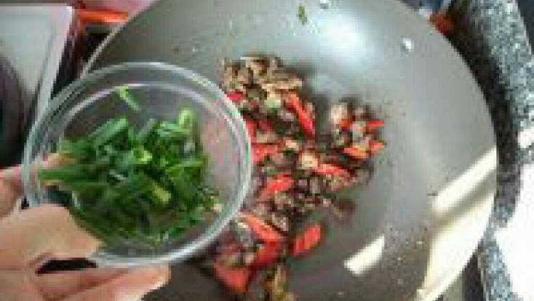 孜然羊肉,再加入葱段。翻炒均匀即可出锅。