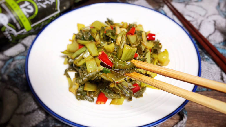 辣炒冲菜,出锅装盘,即可食用