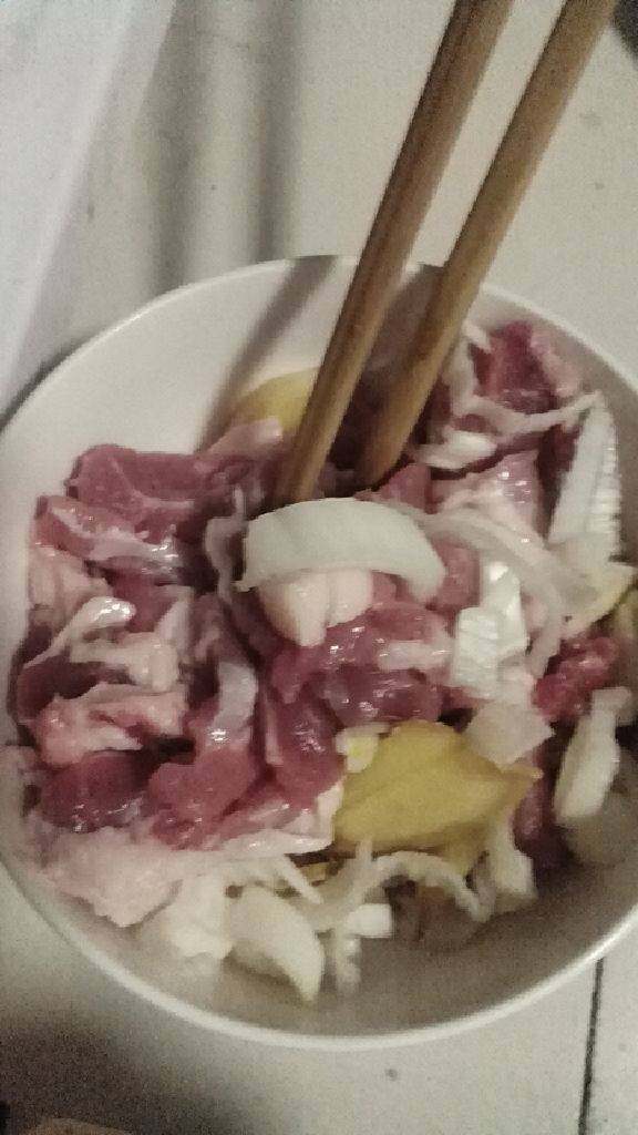 肉片辣芹菜,<a style='color:red;display:inline-block;' href='/shicai/ 6081'>肉</a>切片，加<a style='color:red;display:inline-block;' href='/shicai/ 692'>酱油</a>，葱姜，淀粉腌制十分钟，