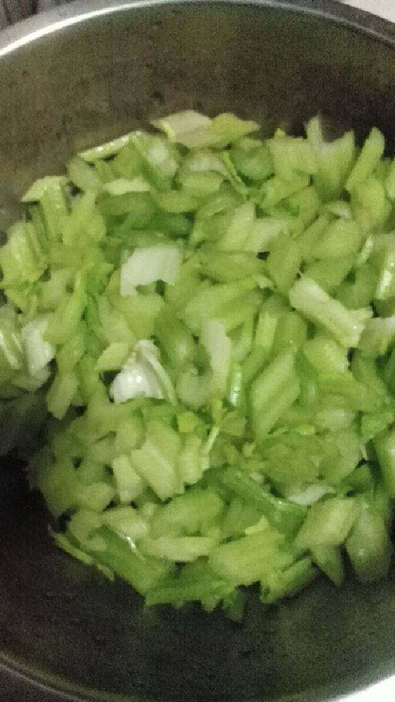 肉片辣芹菜,芹菜去叶，洗净，切小段，锅里放油，小火加热放肉片煸炒，