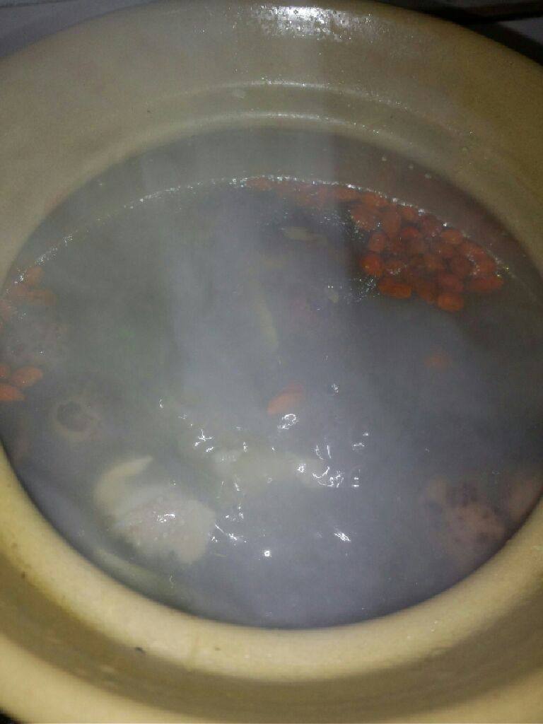香菇排骨海带汤,在转小火煲四十分钟左右 在把枸杞也放入煲半小时左右
