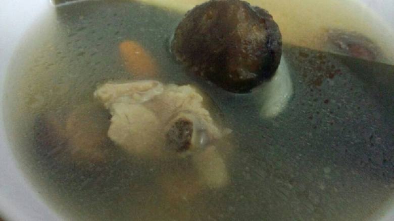 香菇排骨海带汤,盛碗食用