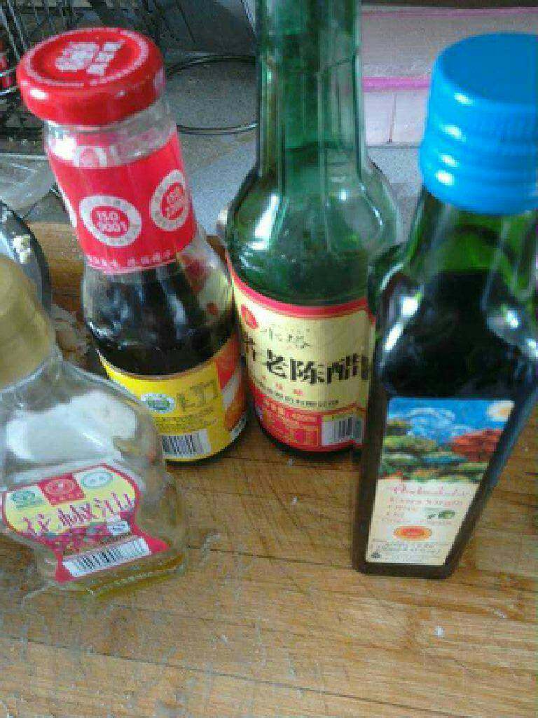 凉拌猪肝,再放醋，橄榄油，麻油搅拌均匀
