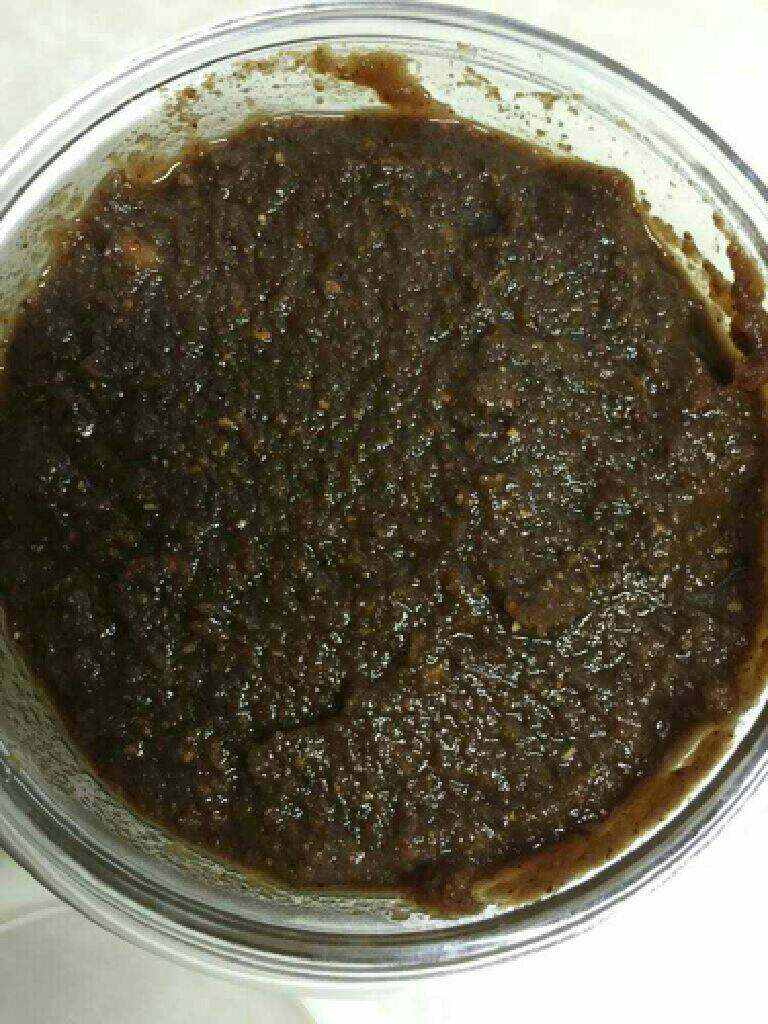 红枣红糖姜茶,姜糖膏熬好后放凉装入密封的罐子里想喝时就拿出来。